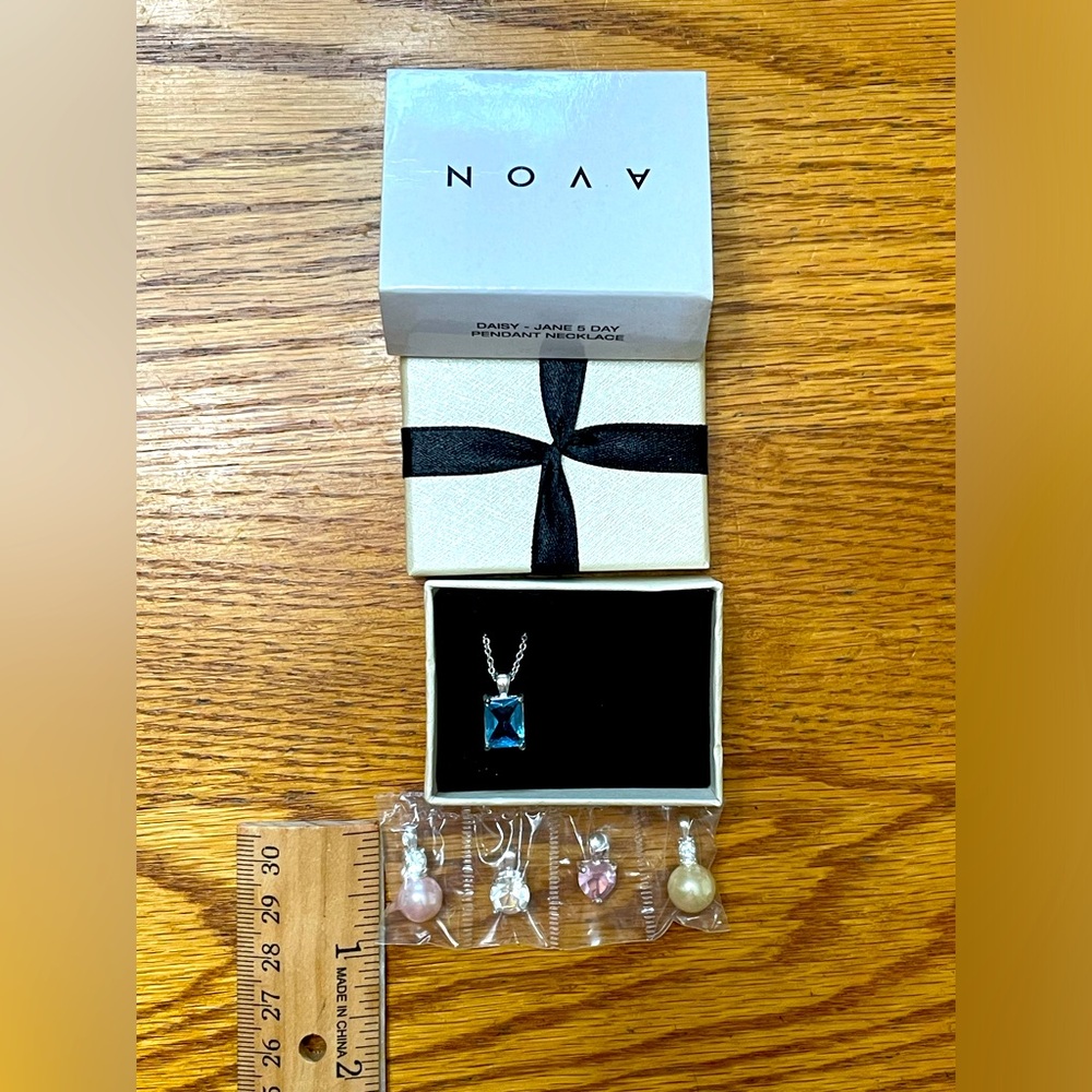 !!NEW!! Avon Daisy-Jane 5 Day Pendant Necklace Set - Picture 2 of 11